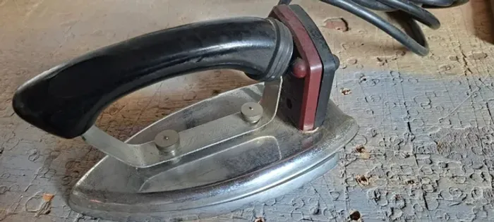 ferro passar roupa antigo retrô Lany 110v