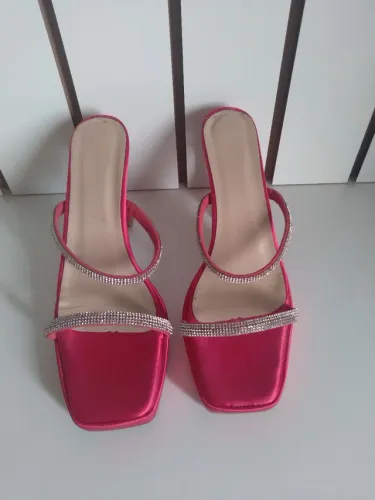 Sandália em cetim rosa salto estilo taça correias com aplicações em strass