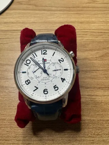 Relógio Masculino Tommy Hilfiger Azul e Branco analógico com pulseira de couro 