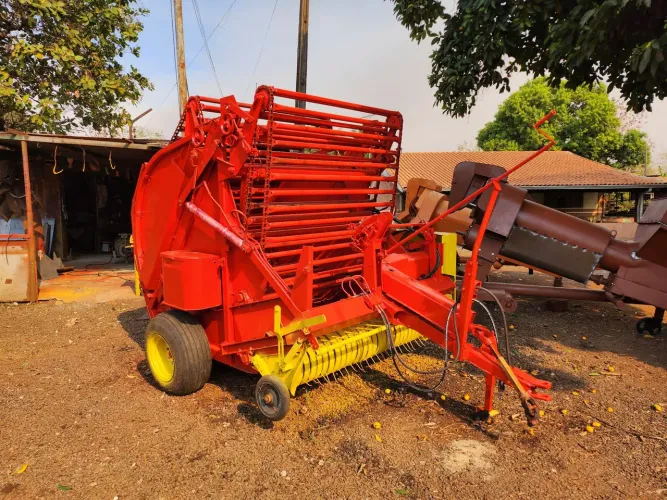 Enfardadeira de Rolo Bola New Holland mod 850