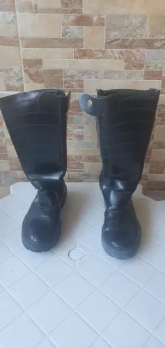 Bota cano longo estilo bombeiros 