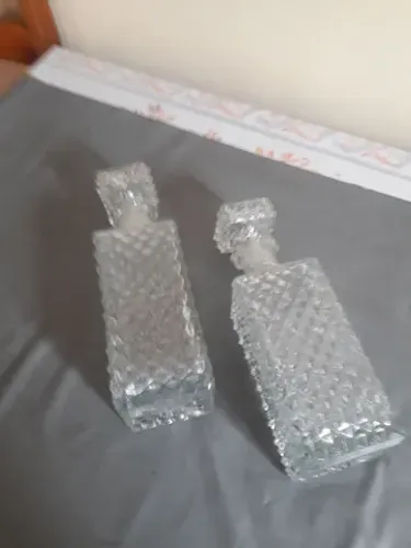 Garrafa de cristal tenho duas