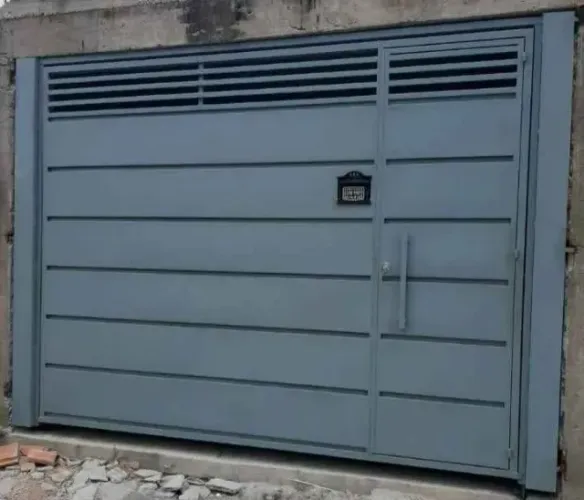 PORTÃO BASCULANTE NOVO INSTALADO