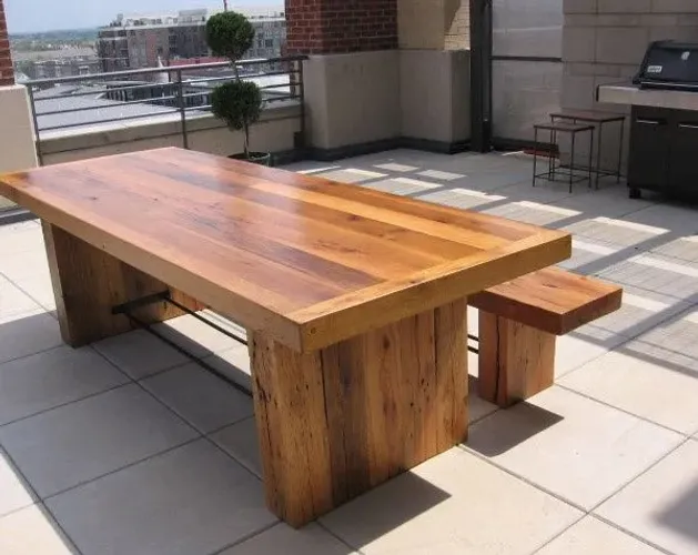 Mesa de madeira rústica para área externa