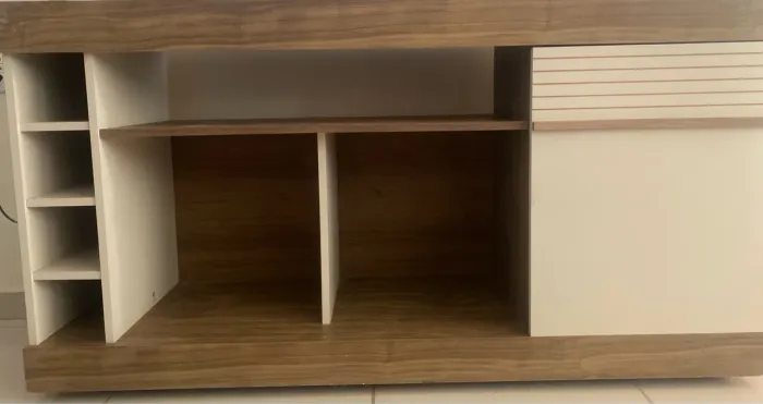 Rack de TV com 2 prateleiras e 1 porta