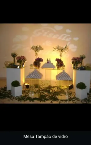 Mesa de vidro para decorações em festas