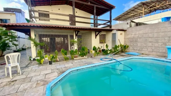 Casa Duplex, 4 qtos, piscina, garagem ampla, churrasqueira, varandas, reforçada 749mil