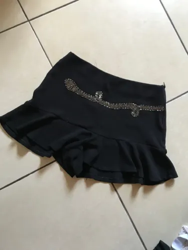Short saia preta com detalhes 
