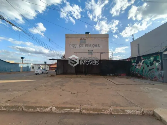 Prédio com loja e apartamentos.