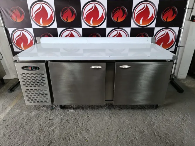 Balcão refrigerado 2 portas para barril de chopp 220 volts marca MACOM todo no aço inox 