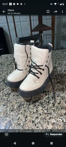 Bota Feminina Bege com Solado Preto