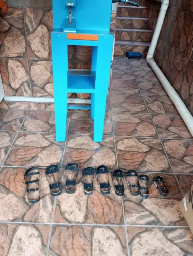 Máquina de fazer chinelos