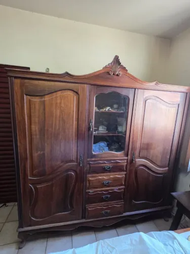 Armário de jacarandá com duas portas, quatro gavetas, bem conservado, relíquia! 