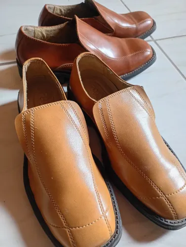 Sapatos, costurados e reforçados.