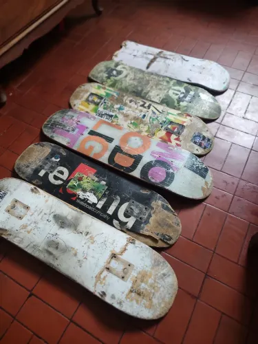 Lote de shapes de skate usados e quebrados - ótimo para decoração ou reaproveitamento