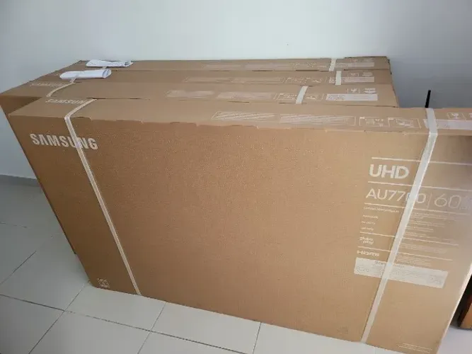 Smart TV Samsung Crystal UHD 60" AU7700 - Nova, Lacrada na Caixa