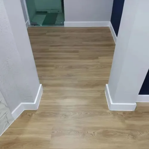 Piso vinílico laminado e rodapé