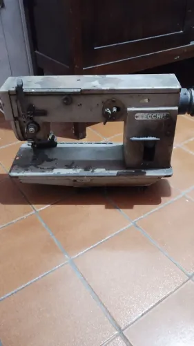 Vendo máquina reta industrial e motor máquina industrial,ambos serve para retirada de peca