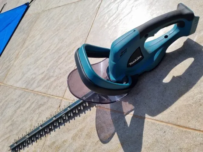 Aparador De Cerca Viva Bat. Sem Bateria Duh523z Makita (Sem bateria)
