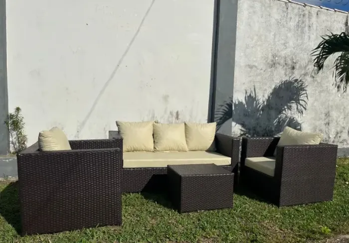 Sofá com Duas Poltronas em Fibra Sintética e Mesa de Centro.