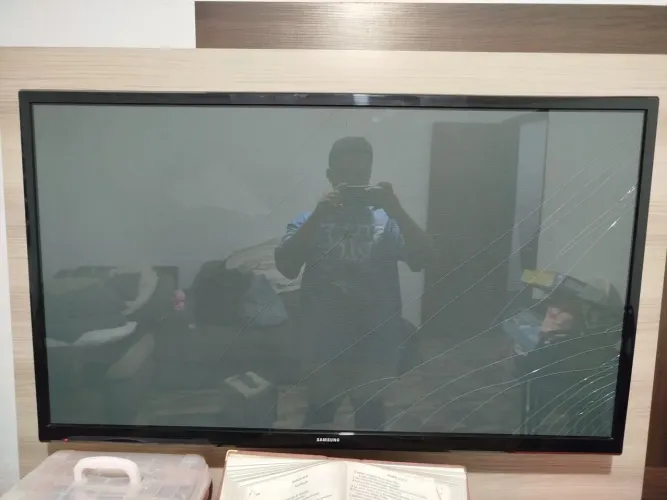 ? TV Plasma Samsung 51" (PL51F4500) - Tela Trincada e Não Liga (Para Reparo/Peças)