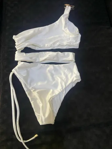 Biquíni Branco Elegante - Perfeito para o Verão!