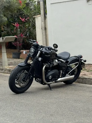 Triumph bonneville bobber 1200 cc black