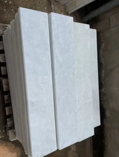 Borda de piscina em mármore