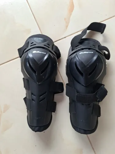 Joelheira de moto