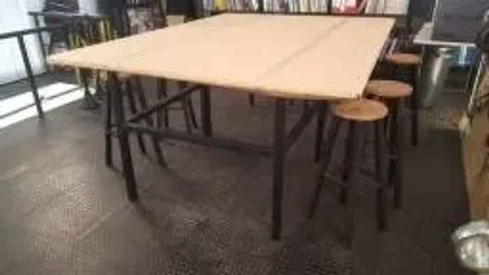 Mesa de Estrutura Tubular e Tampo de Madeira - Ótimo Estado