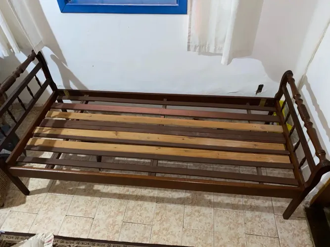 Casal de cama rústica, raridade. Pode juntar e virar de casal
