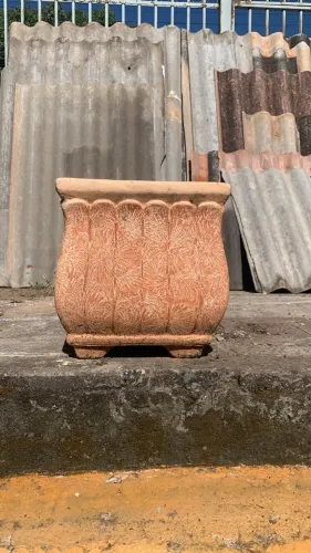 Vaso de concreto seminovo medindo 33 x 65 cm