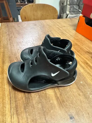 Sandália infantil Nike Sunray Protect 3, cor preta, original com caixa. Tamanho 25.
