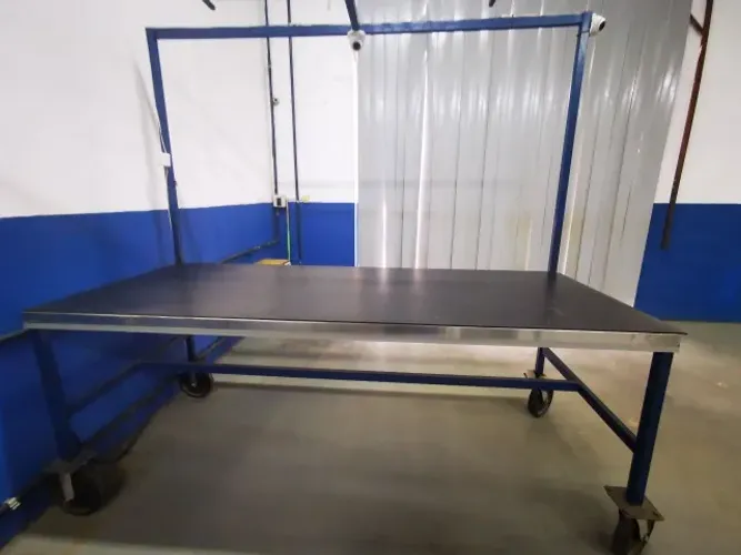Bancada Industrial C/ Rodízios/Iluminação/tomada/fiação 2,5m X 2,45m X 1m