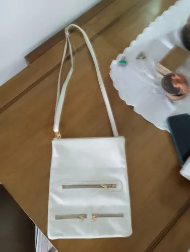 Bolsa de Ombro Branca com Zíperes Dourados É DE COURO E ESTA NOVINHA
