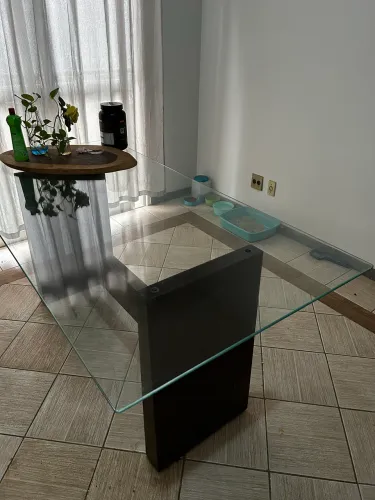 Mesa de jantar com tampo de vidro