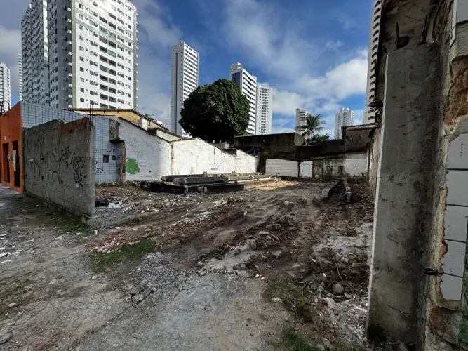 Terreno perto da beira rio, Madalena