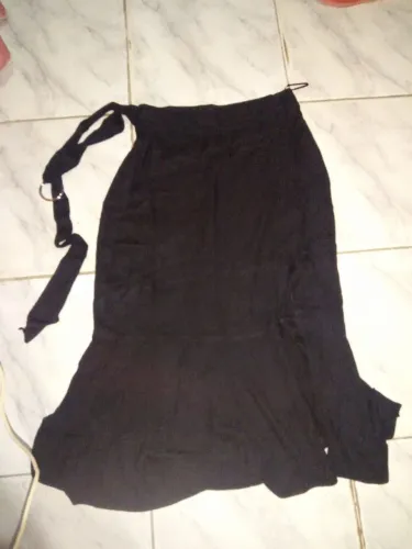 Saia Longa Preta com Detalhes