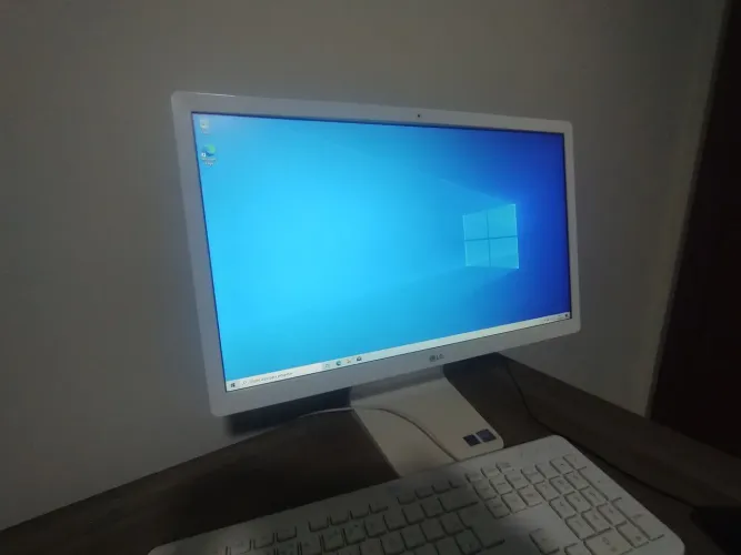 PC ALL IN ONE EM PERFEITO ESTADO + TECLADO E MAUSE EXTREMAMENTE BARTO VENDA RÁPIDA