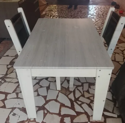 Mesa com 2 cadeiras 