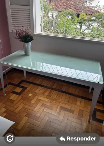 Mesa longa de jantar, marca Tok Stok, com tampo de vidro temperado