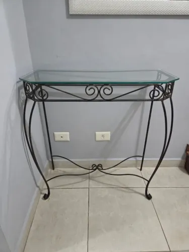 Mesa Aparador de Ferro com Tampo de Vidro - Estilo Clássico