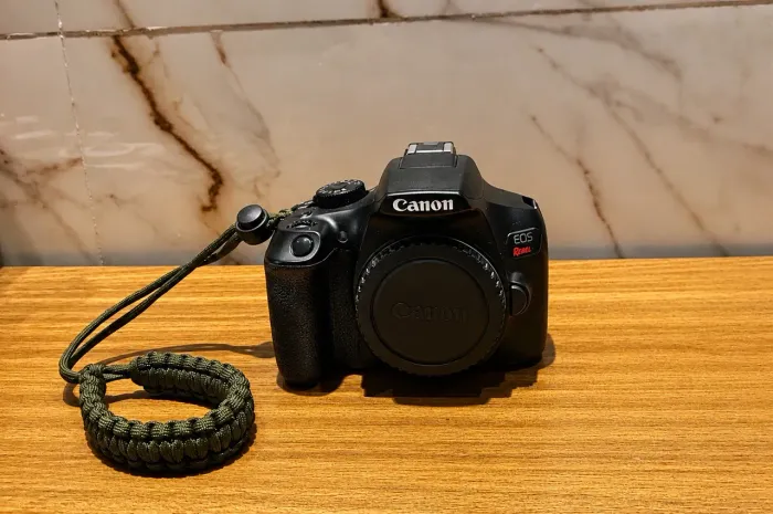CANON T6 + Lente EF 50mm 1.8 + Acessórios