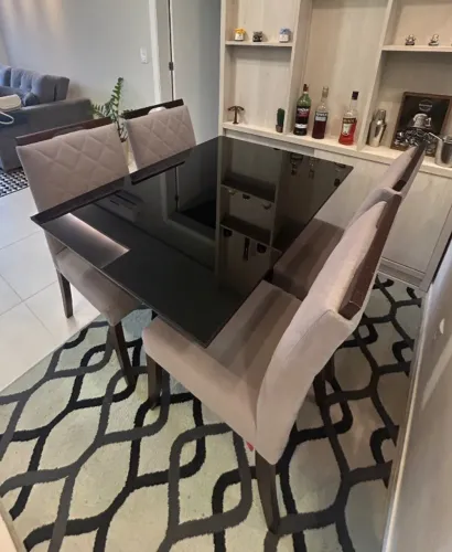 Mesa de jantar com 4 cadeiras estofadas em ótimo estado de conservação.