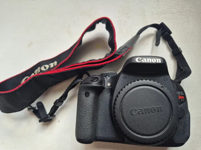Câmera Canon T3i usada (para reposição de peças)