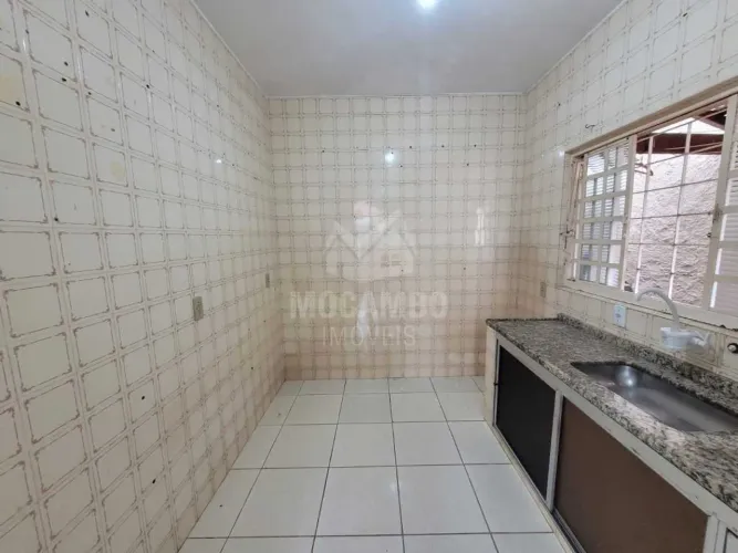 Casa de rua : / Residencial / Jardim Ipê