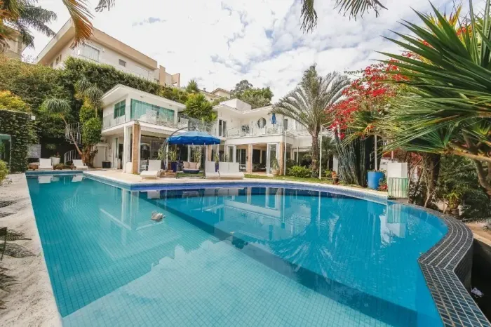 Casa Exuberante com 4 Suítes, Piscina, Sauna e Vista para o Verde no São Paulo III - Cotia