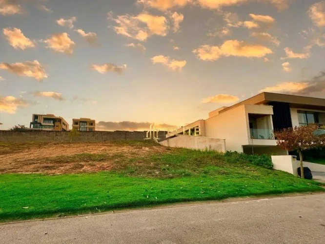 Terreno plano com 600m² (20m x 30m) à venda no Condomínio Colinas do Paratehy Sul - Urbano