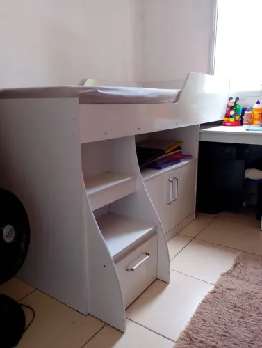 Cama solteiro com armário e escrivaninha