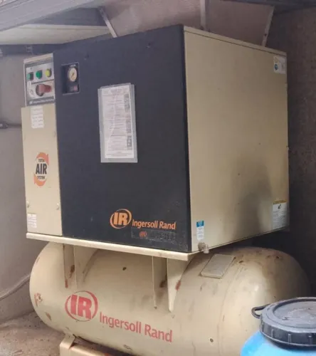 Compressor Parafuso com Secador e Reservatório 350L Ingersoll Land